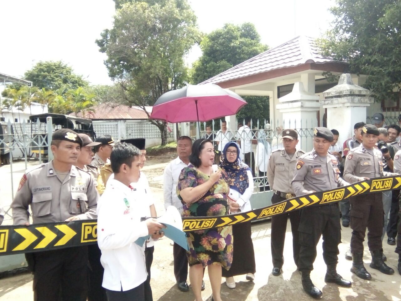 Tampak Anggota DPRD Provinsi Bengkulu Sri Rejeki menemui Masa