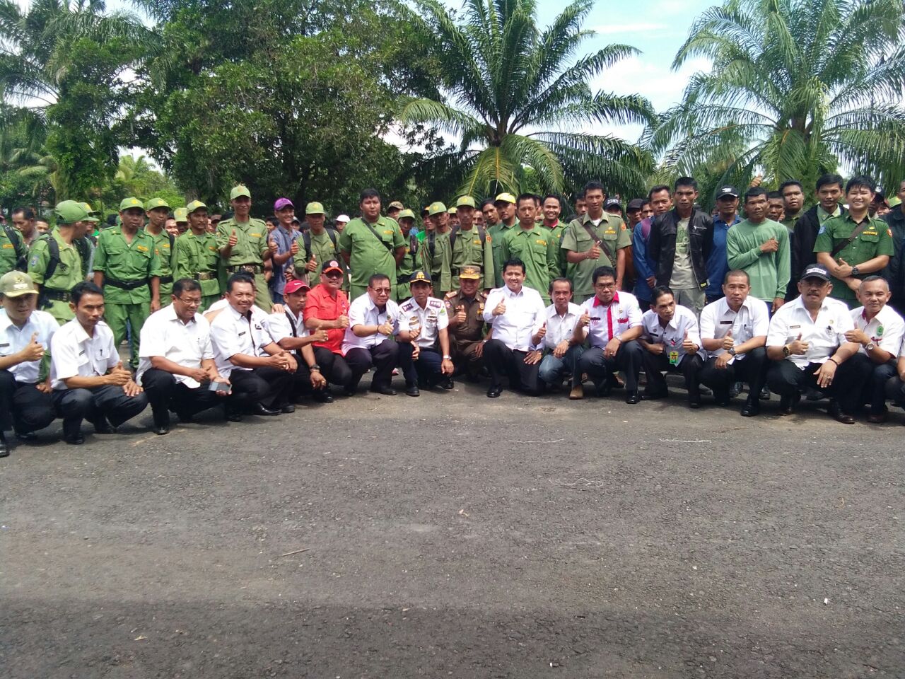 Wakil Bupati Pali foto bersama dengan Satpol PP serta Linmas