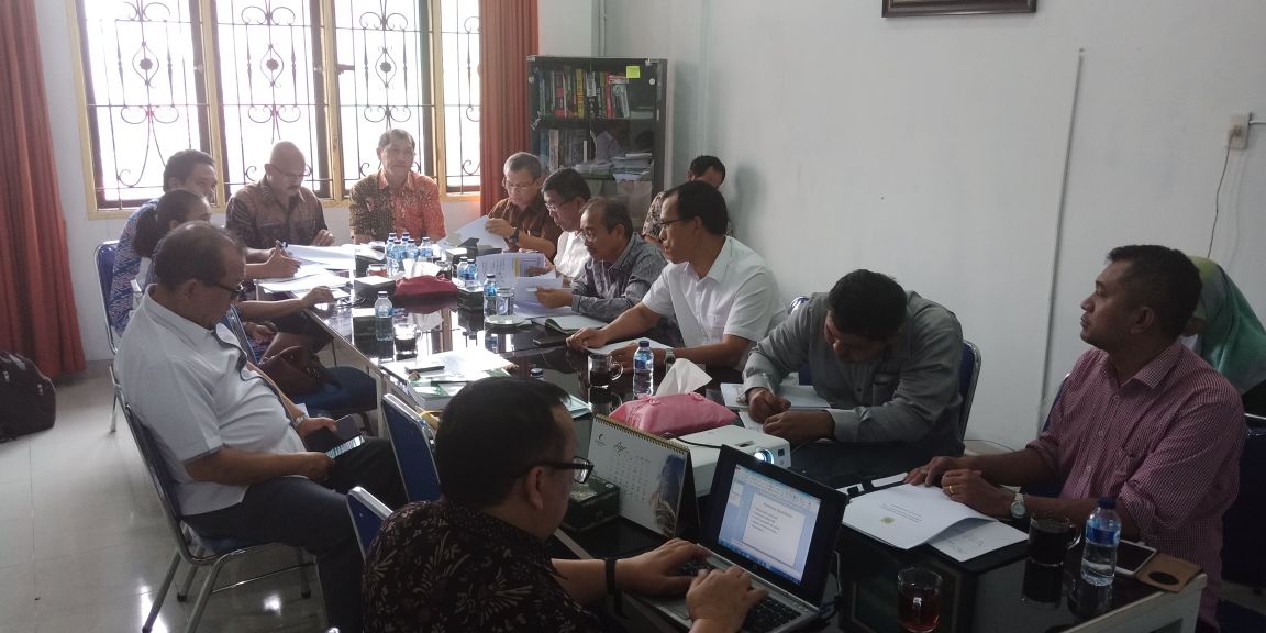 Bupati Tampak Hadir Saat Rapat