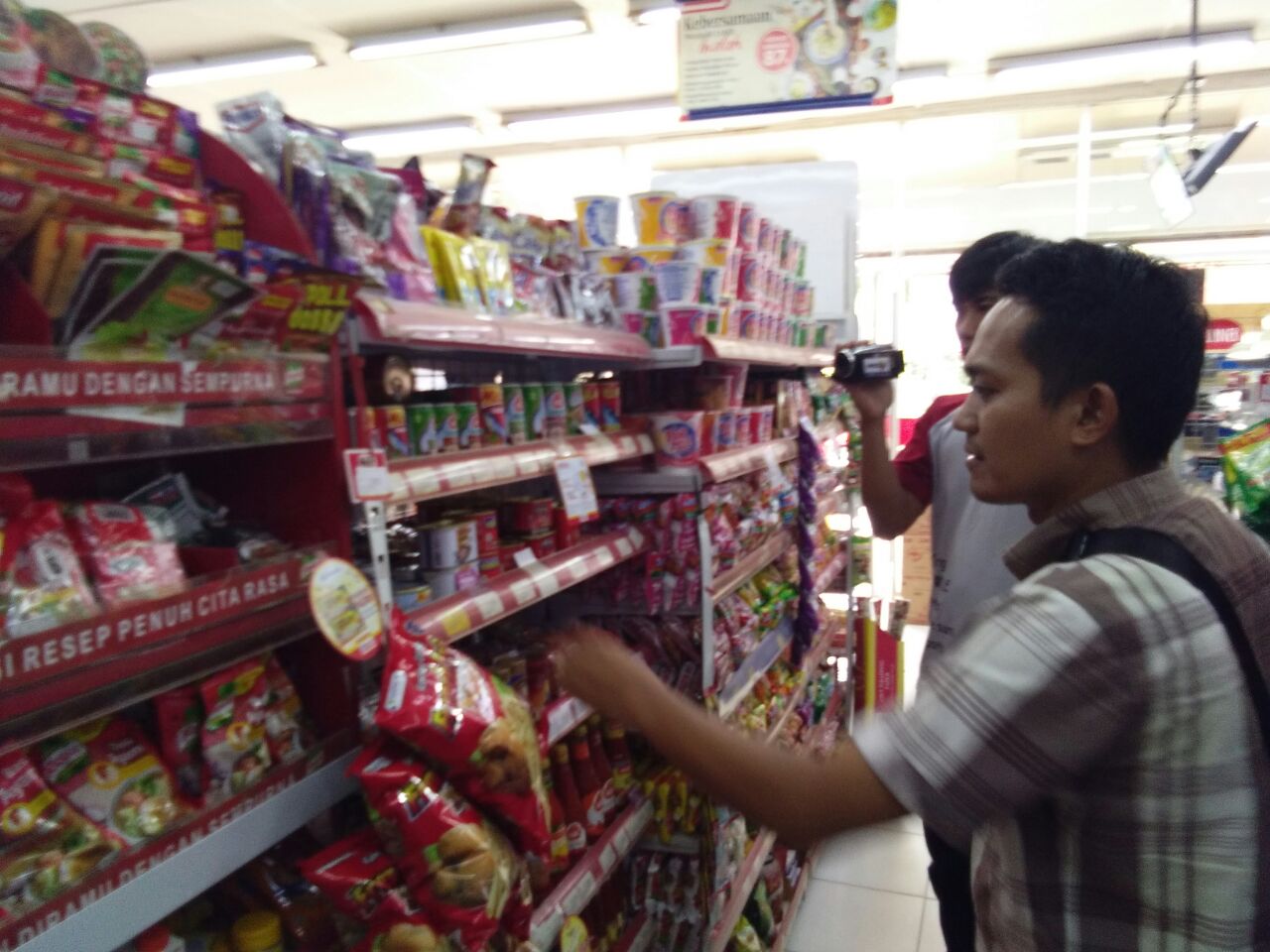 Tampak Tempat pembelanjaan masih menjual Produk Sarden