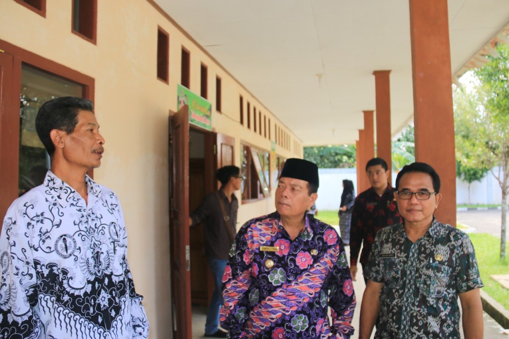Penjabat Walikota Bengkulu Budiman Ismaun melakukan peninjauan Autis Center