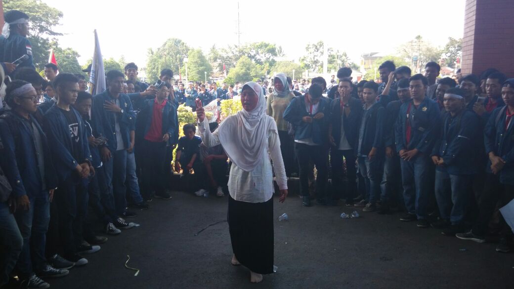 Mahasiswa Univ mengelar aksi 