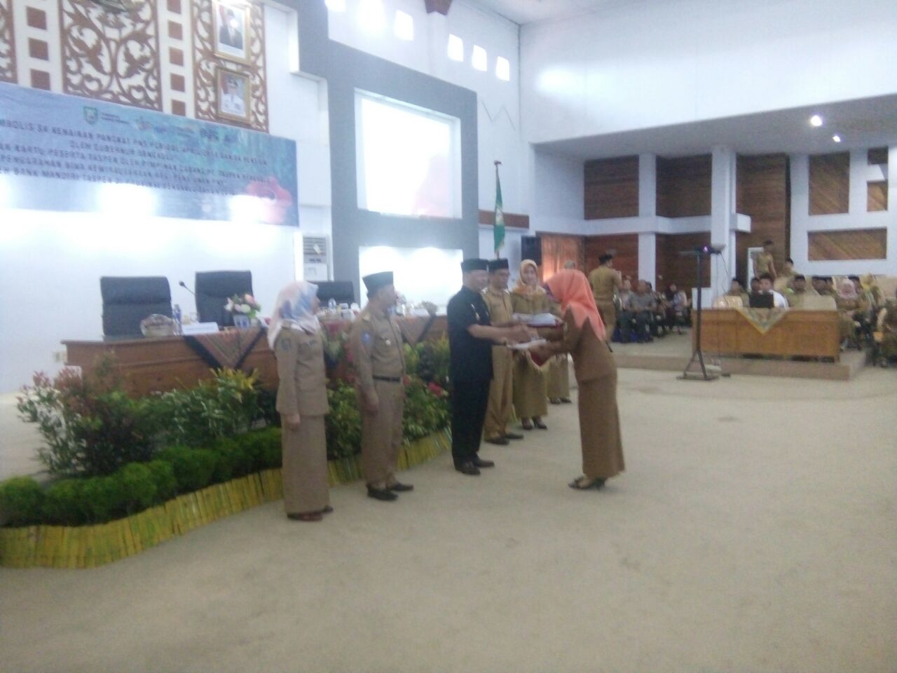 Penyerahan SK oleh Plt Gubernur Bengkulu Rohidin Mersyah