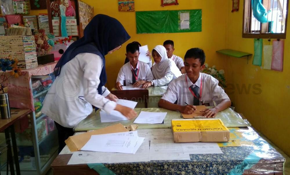 Tampak Siswa sedang melaksanakan Ujian Nasional
