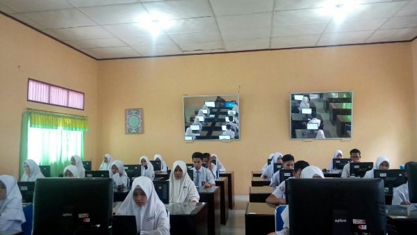 Tampak Murid SMA melaksanakan UNBK 2018