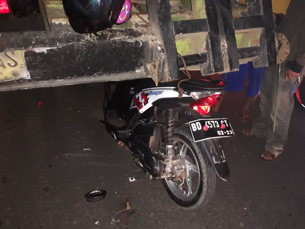 Terlihat kendaraan yang di naiki siswi SMK masuk dalam bawah Tronton