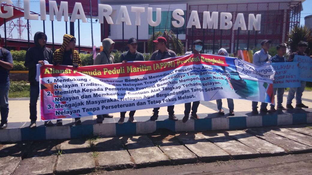 Tampak APPM mengelar aksi di simpang Lima