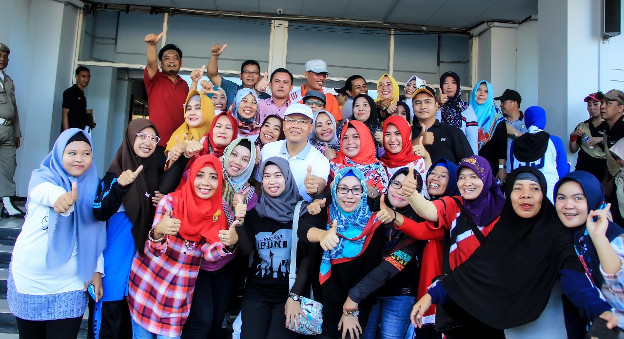 Plt Gubernur Bengkulu Rohidin Mersyah foto bersama usai Senam Pagi