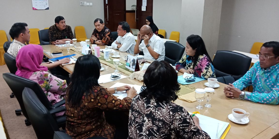 Bupati Karo Saat Diskusi dengan kepala pusat pendidikan SDM Kesehatan