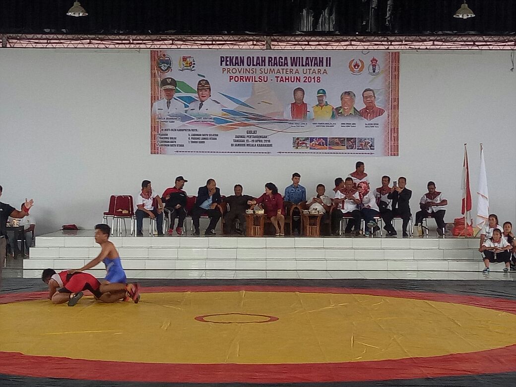 Tampak peserta Gulat yang sedang bertanding 