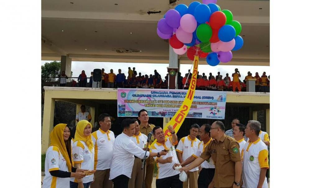 Tampak Pjs Walo Prabumulih melepas Balon Keudara