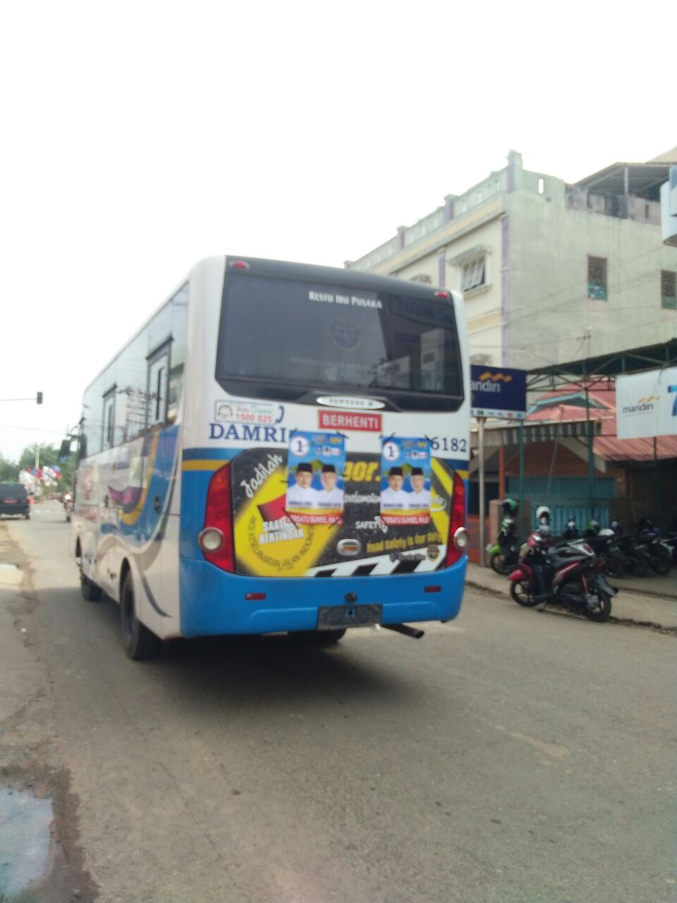 Tampak mobil DAMRI yang terpasang stiker Paslon Gubernur Sumsel 