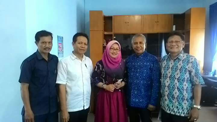 Tampak rektor Unihaz foto bersama