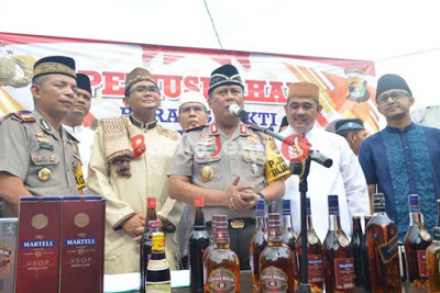 Kapolres Tulang Bawang Memusnahkan Miras 
