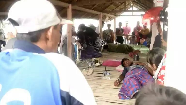 Tampak salah satu Rohingya dalam keadaan sakit