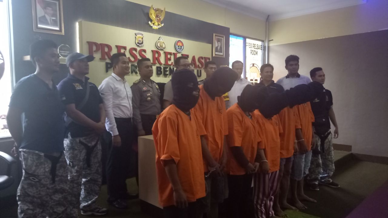 Tampak pelaku yang sudah diamankan oleh jajaran Polsek Gading Cempaka