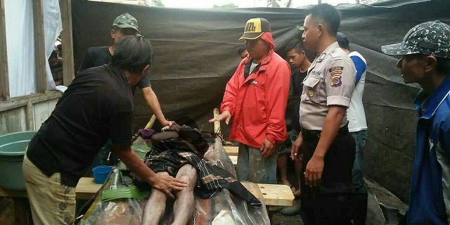 Tampak Jenazah dimandikan oleh warga