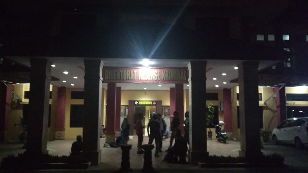 Tampak Personil Mapolda menunggu kedatangan KPK beserta Bupati BS