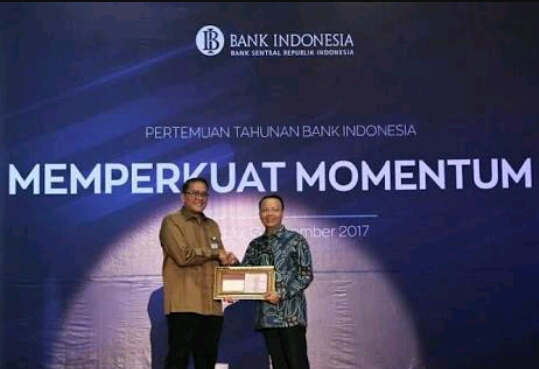 Plt Gubernur Bengkulu Rohidin Mersyah menerima penghargaan