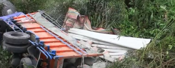 Tampak Mobil Truk yang mengalami kecelakaan terperosok kesungai 