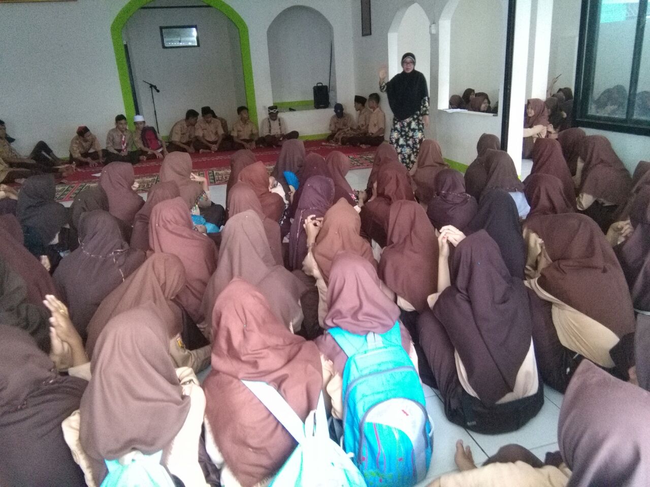 Para Siswi SMPN 1 Pedes Karawang ikuti pesantren Kilat