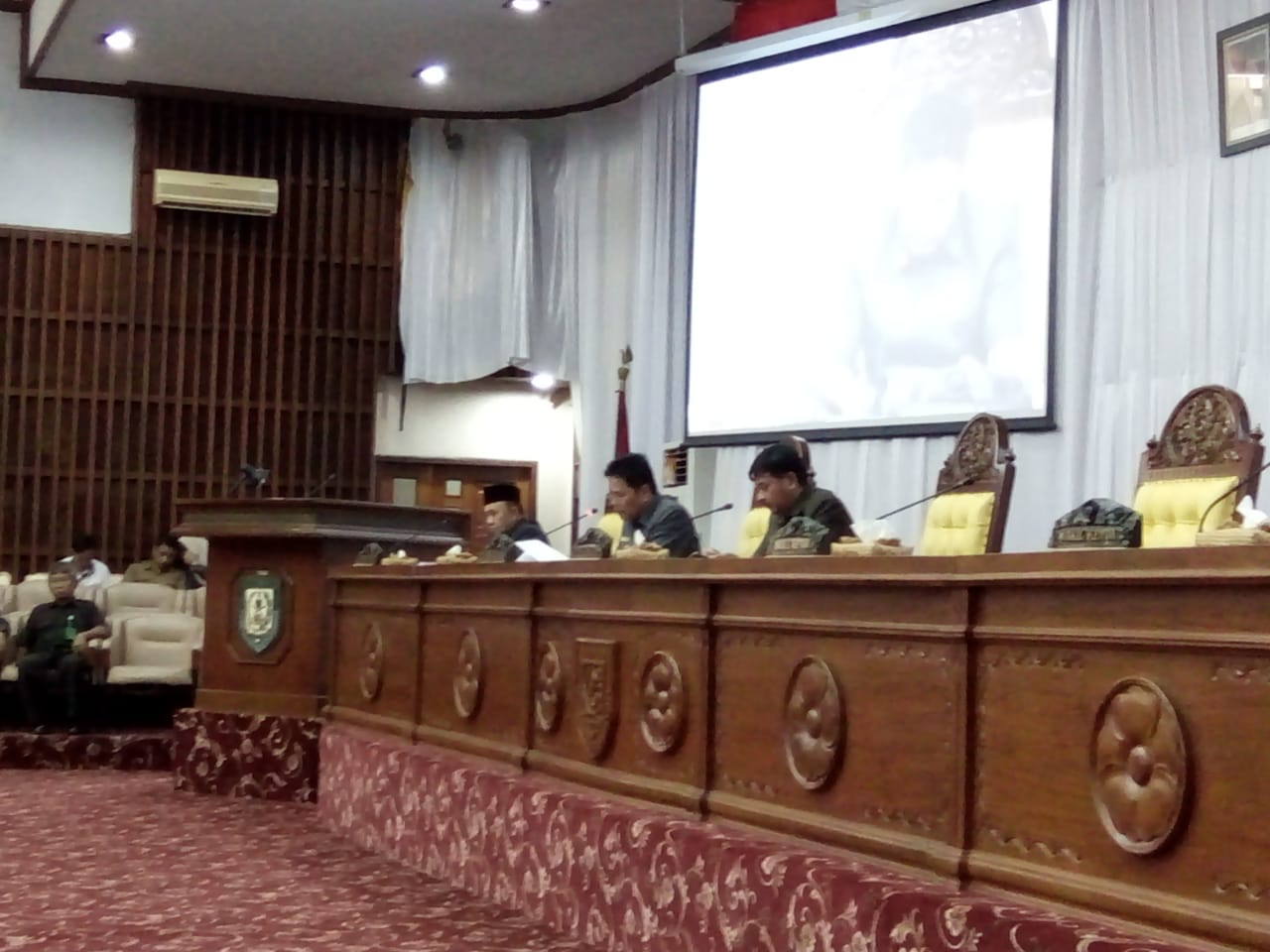 Tampak Waka I Edison Simbolon memimpin Rapat Paripurna