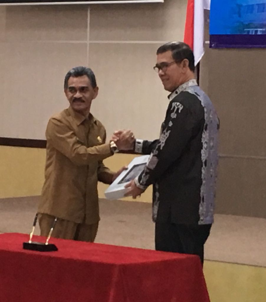 Penyerahan Piagam Penghargaan Oleh BPK Provinsi Aceh