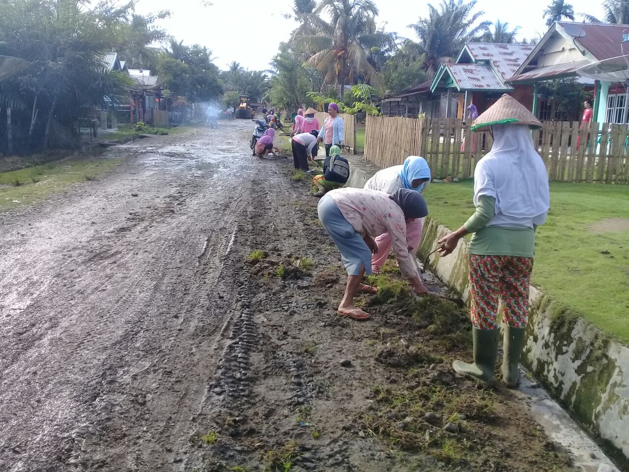 Tampak Warga RGM 2 sedang mengerjakan Jalan 
