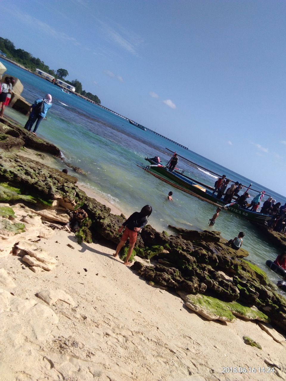 Tampak Masyarakat atau wisatawan Mengunjungi Pantai Linau