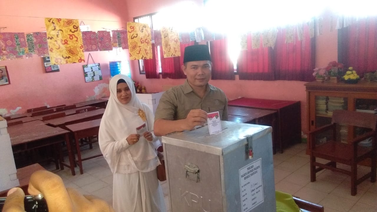 David Calon Wali Kota Bengkulu mencoblos di TPS 5