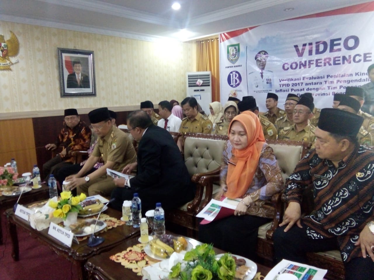Tampak PLT Gubernur Bengkulu Rohidin Mersyah menghadiri Vidcon