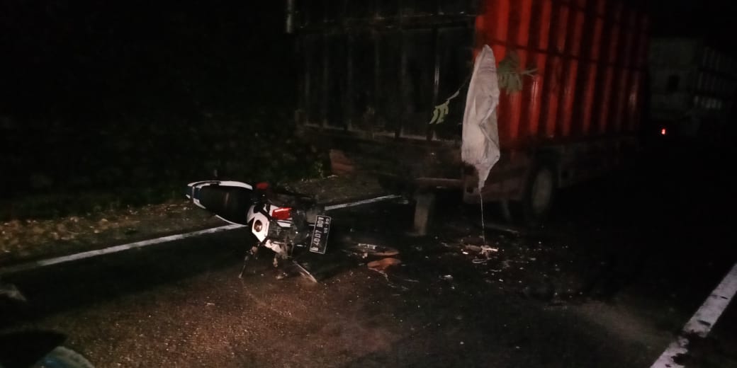 Tampak Pengendara Roda Dua Menabrak Truk pengangkut Buah sawit