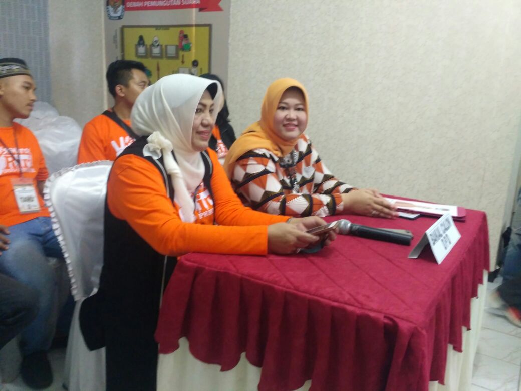 Riri Damayanti ditemani ibunda mendaftarkan diri ke KPU Provinsi