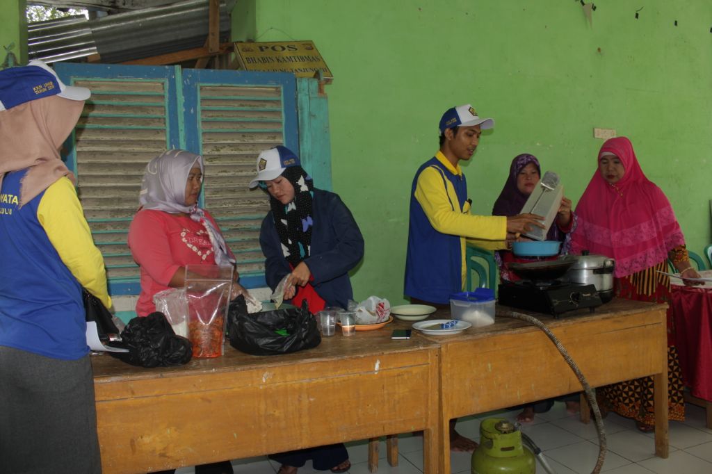 Tampak kelompok KKN UNIB membuat krupuk dari Limbah kulit pisang