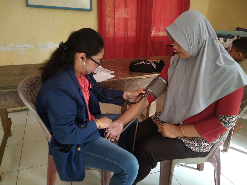 Tampak Mahasiswi KKN Unib sedang Melakukan Sosialiasi Program KB