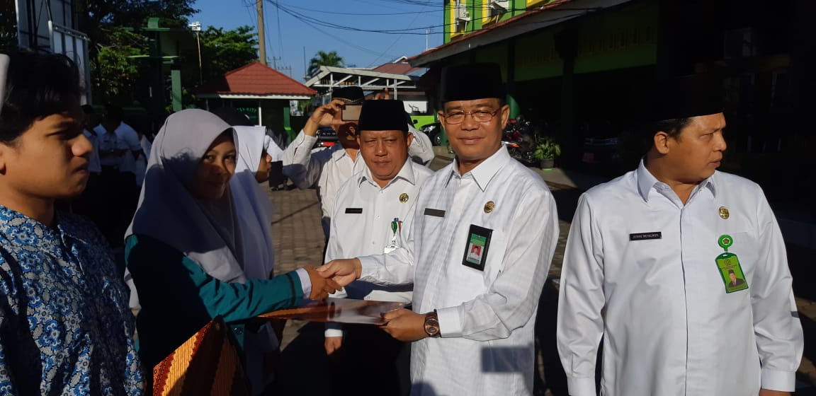 Kepala Kemenag Provinsi Bengkulu H.Bustasar menyerahkan penghargaan