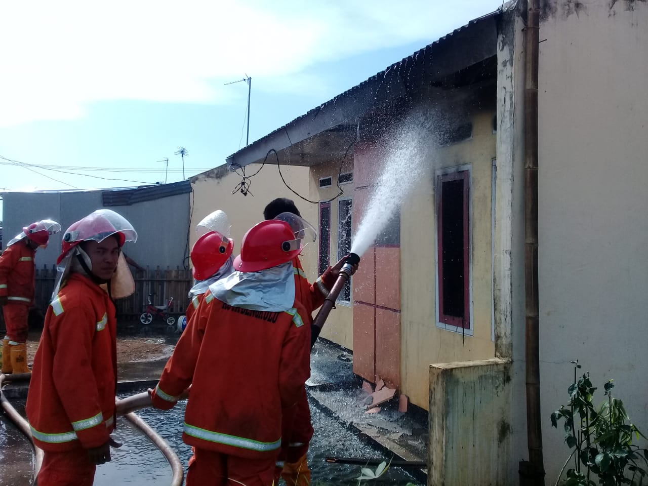 Pemadam Kebakaran Memadamkan Api