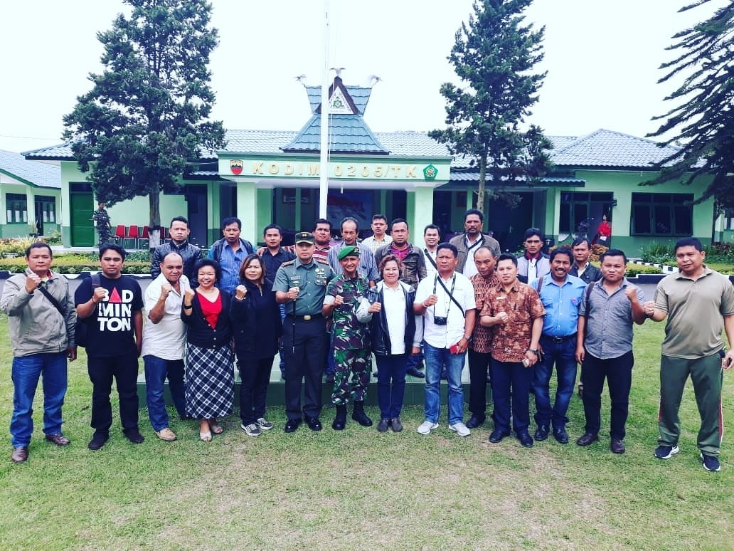 Foto Bersama Dandim 0205 Karo Bersama Hadirin Coffee Morning