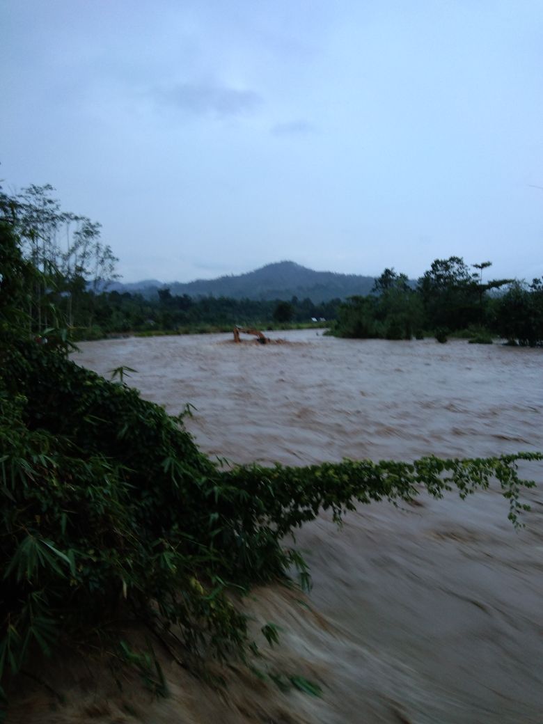 Tampak Escavator Berada di Tengah Aliran Sungai