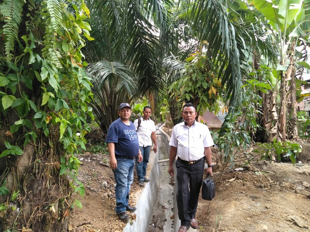 Tampak Kades Sedang Meninjau Langsung SPAL