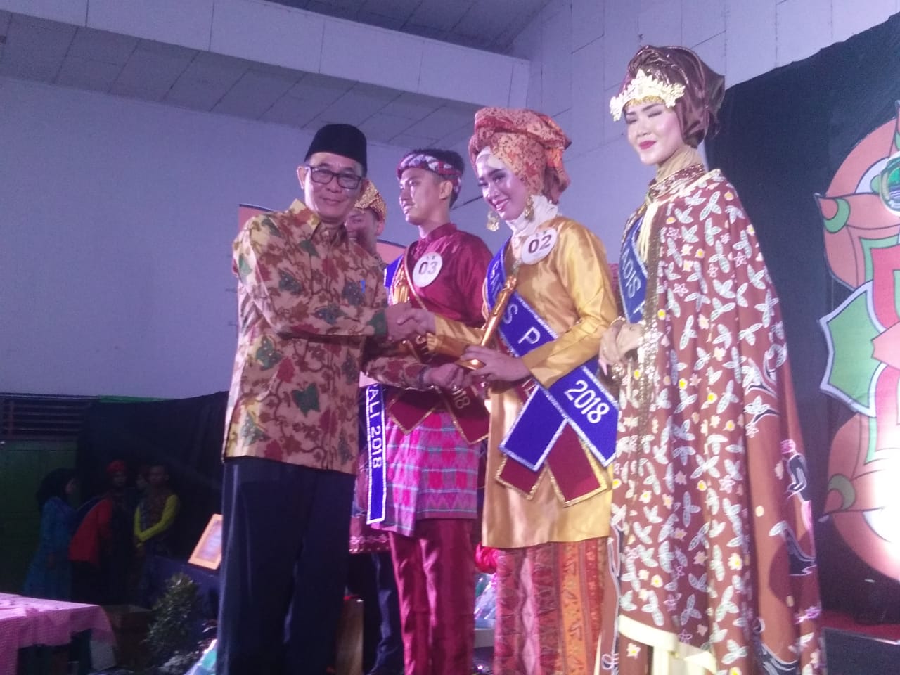 Tampak Bupati Pali Menyerahkan Hadiah Kepemenang Bujang Gadis Pali
