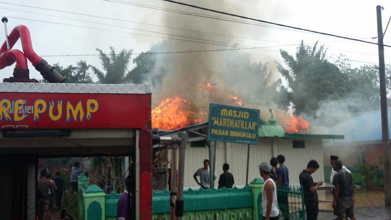 Tampak Api Sedang Melahap Masjid Mardhatillah