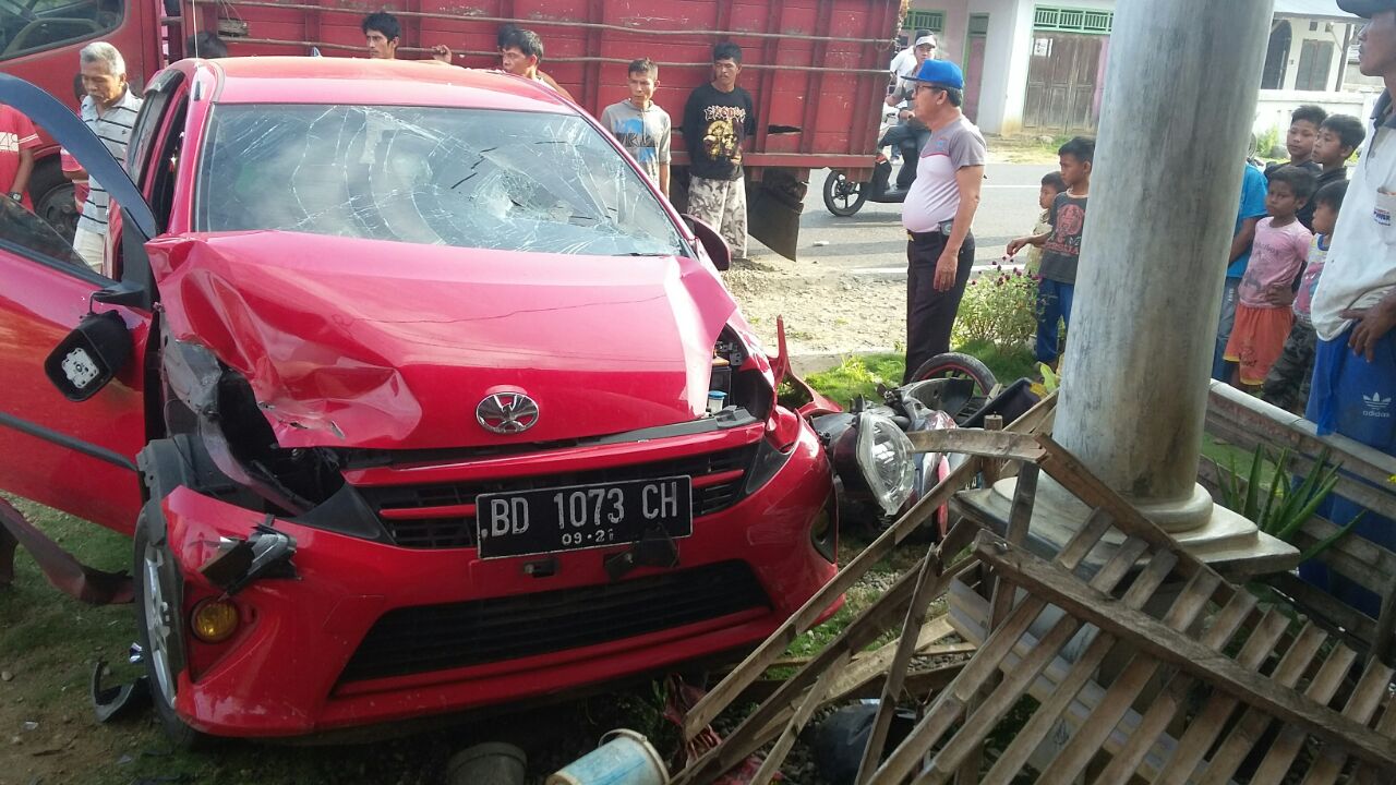 Tampak Bagian Depan Mobil Ayla Ringsek