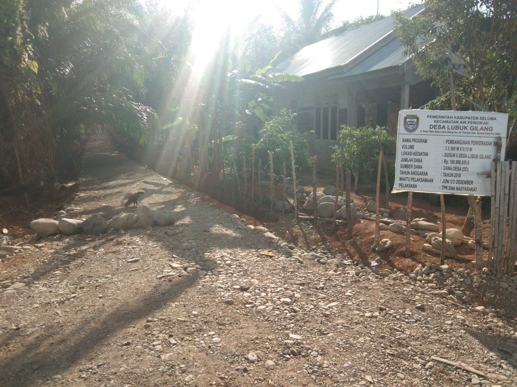 Tampak Pengerjaan Jalan Tengah Berlangsung