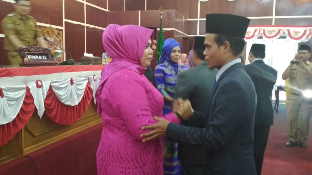 Baidari Bersalaman Dengan Teuku Zulkarnain