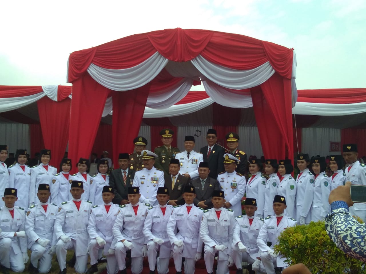 Foto Bersama Plt Gubernur Bersama Paskibraka