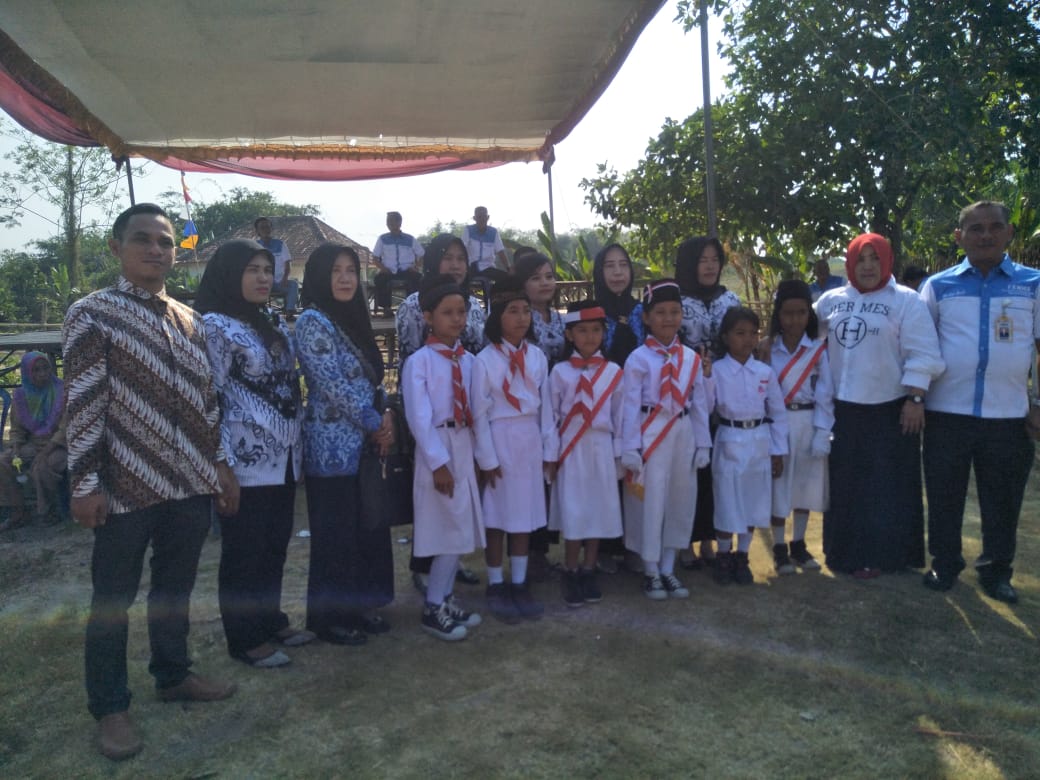 Foto Kepsek SDN 01 Bakung Ilir Bersama Paskibraka Cilik
