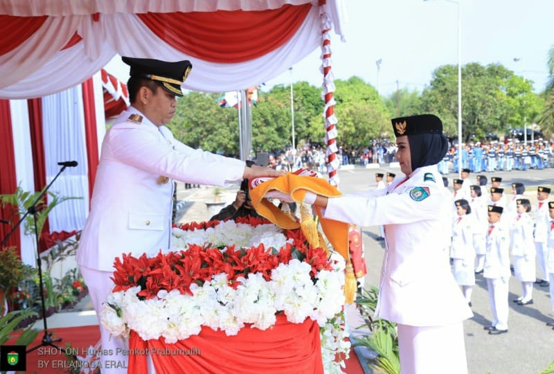 Pj Wali Kota Prabumulih bertindak sebagai inspektur upacara menyerahkan sang saka merah putih