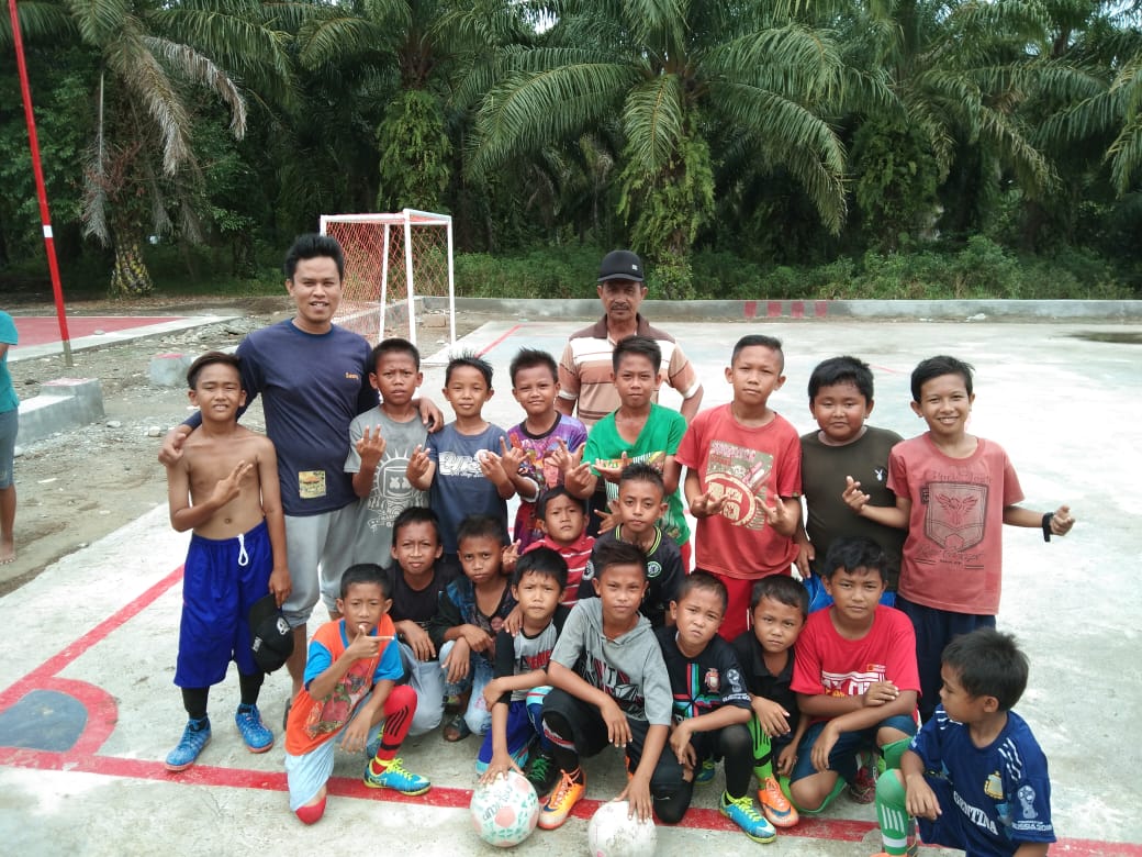 Tampak Pjs Kades Berfoto Bersama dengan Anak-anak