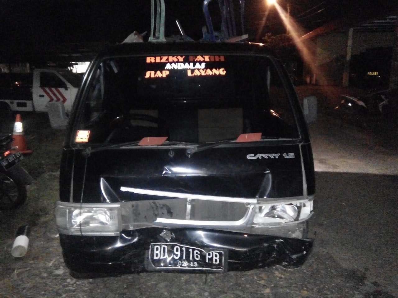 Tampak Bagian Depan Mobil Penyok